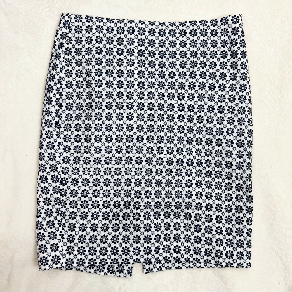 Ann Taylor Navy and White Floral Eyelet Pencil Skirt Work Career Size 12